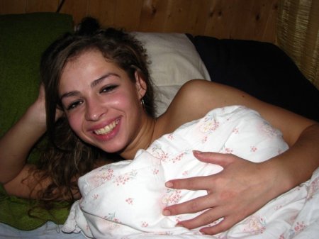 Кудрявая няша в постели фото моей девушки