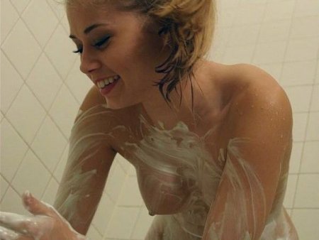 Домашние фото молодой студентки в ванной во время бритья ног