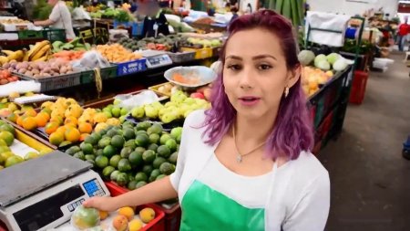Частное видео продавщицы с ярко окрашенными волосами от первого лица