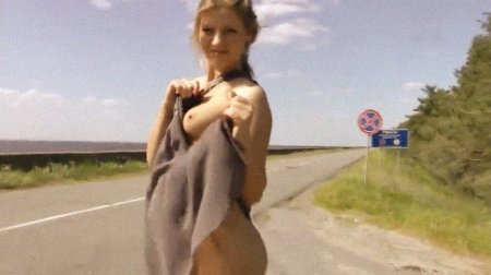 Украинка без трусов на трассе задирает юбку