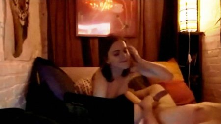 Домашнее порно видео с делающей минет Эммой Уотсон