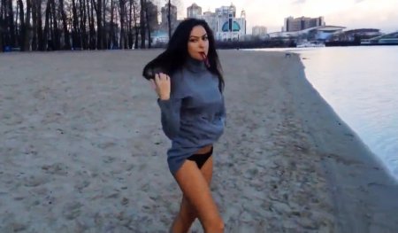 Горячая украиночка купается голышом в Днепре любительская съемка