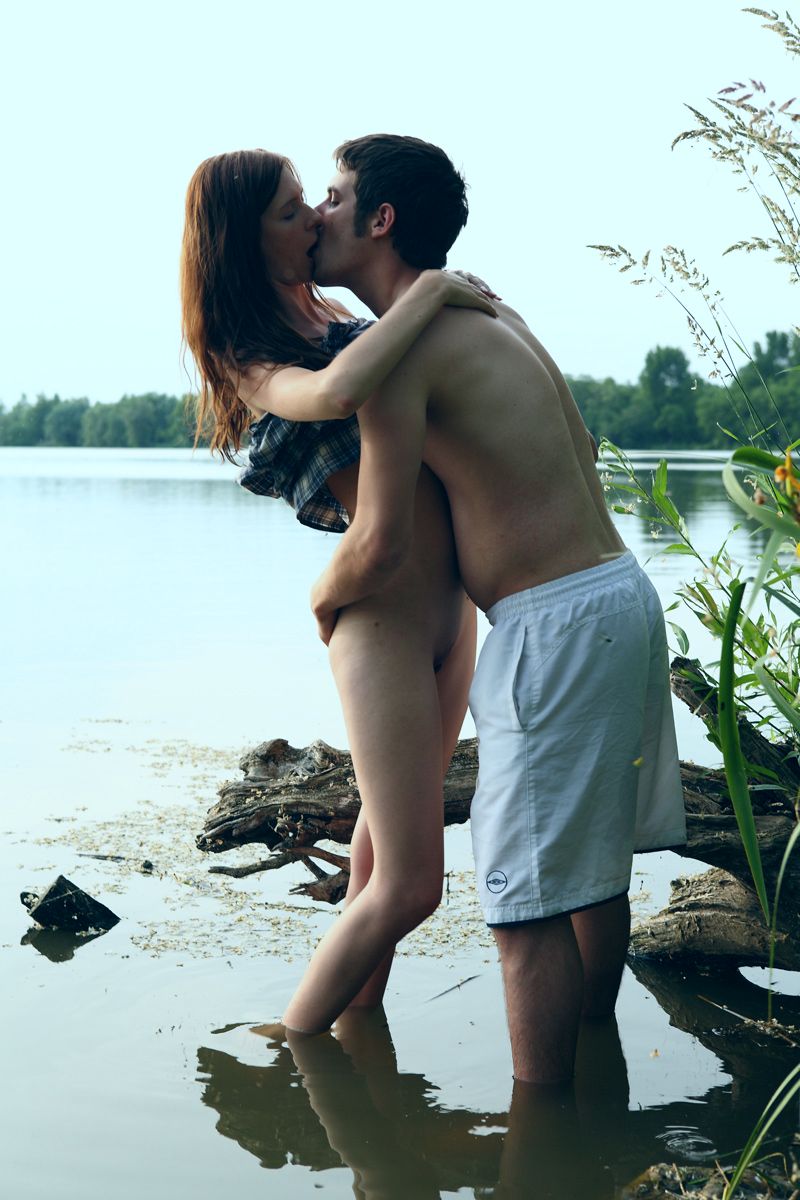 Секс зрелых натуристов на берегу озера фото