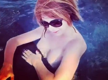Наталия Штурм показала голую грудь купаясь в бассейне
