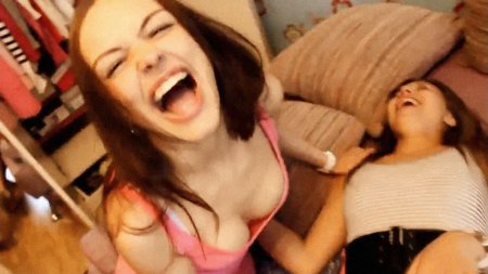 Пьяные русские девицы дуркуют и лижутся на любительскую камеру