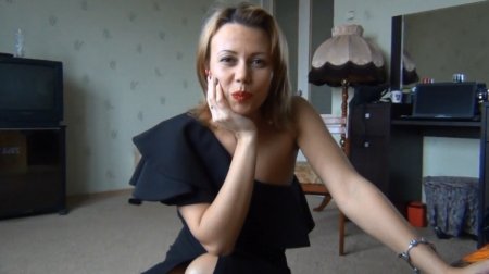 Роскошная русская женщина показала ножки и вагину на любительскую камеру