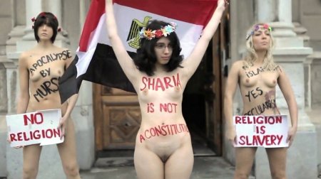 Голый протест активисток Femen и Алии эль-Махди снятый на любительскую камеру