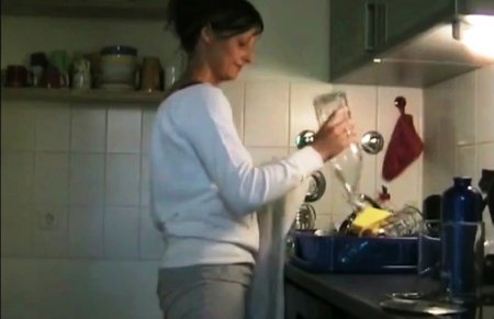 Домашнее видео неожиданного траха на кухне с брызгами семени в лицо