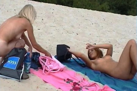 Молодые жены тайком от мужей веселятся на нудистском пляже светя голыми кисками