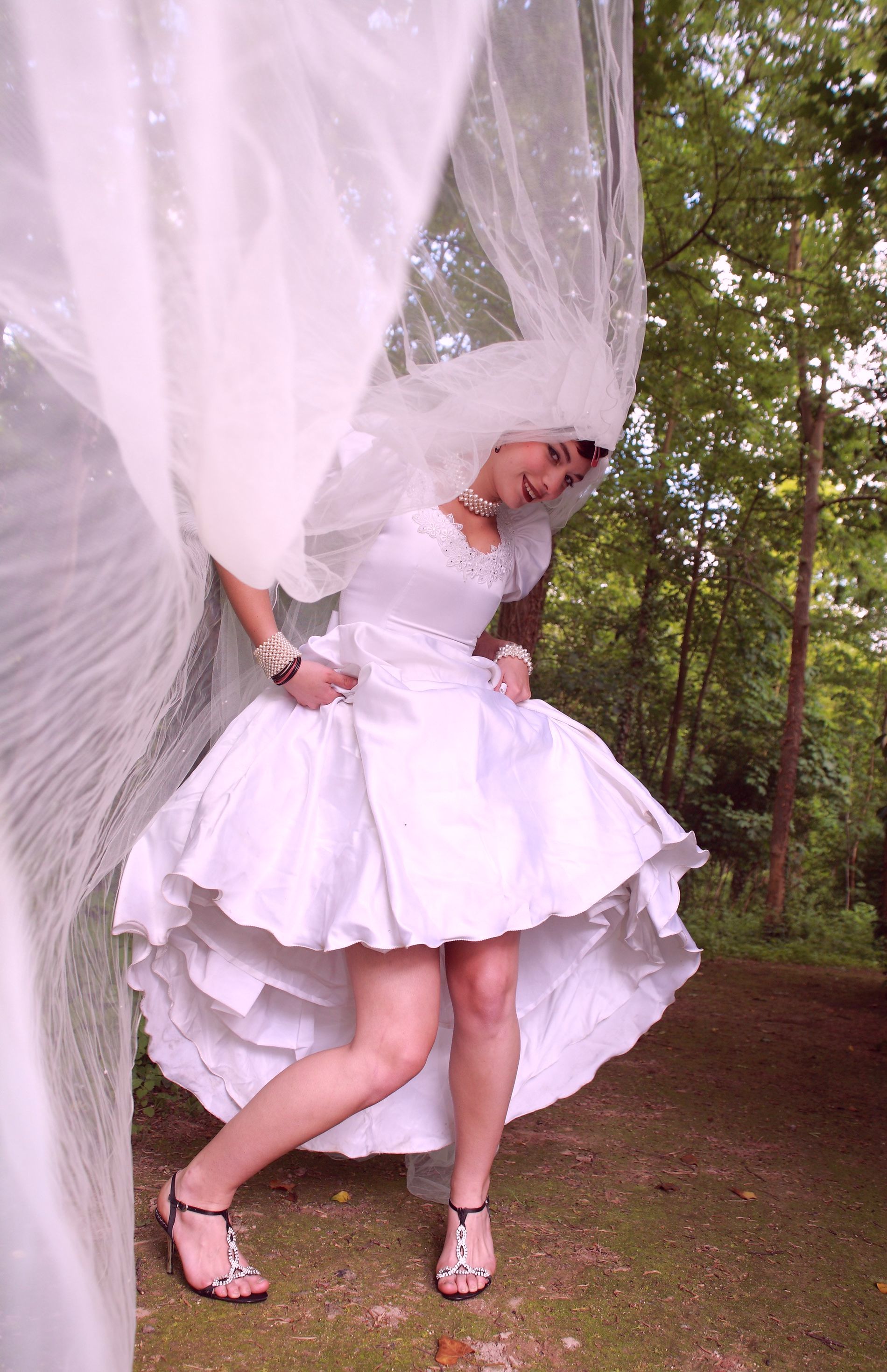 Невеста в мини платье и без трусов