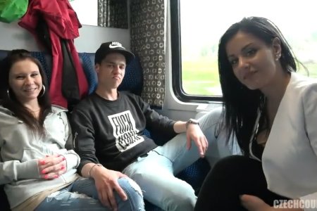 Свингеры в групповом сексе в вагоне поезда